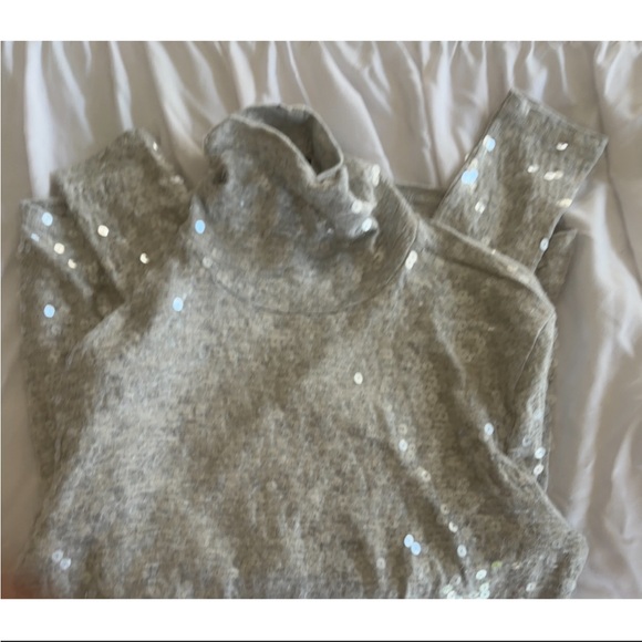 Elevate your wardrobe with our fitted light gray/silver turtleneck - Picture 3 of 4